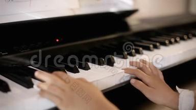 钢琴课幼儿双手.